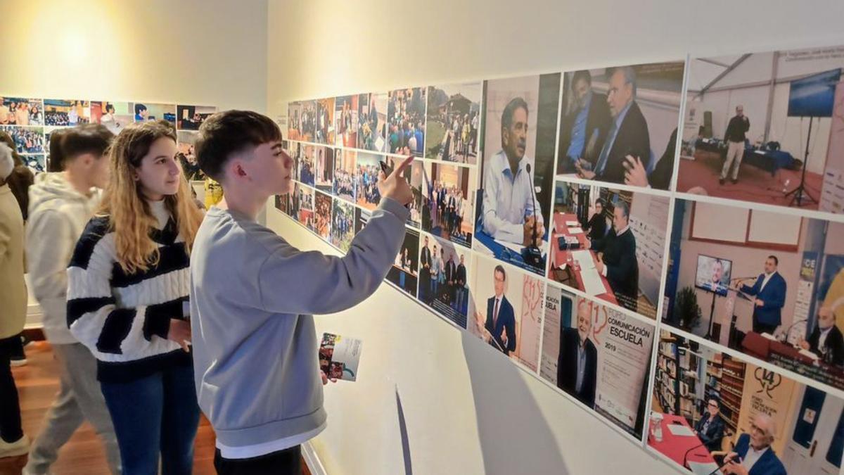 Varios alumnos, observando algunas de las fotografías. |  T. C.