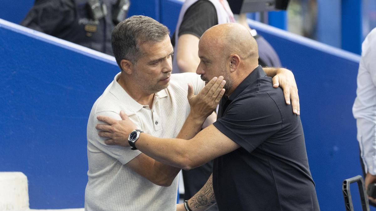 El entrenador del Levante UD, Luís Castro, junto al técnico 'perico', Manolo González.