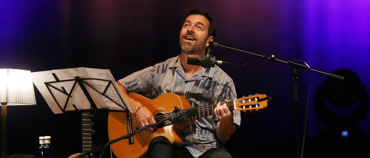 Kevin Johansen, durante su actuación en el TerraCeo 2021, en Vigo.