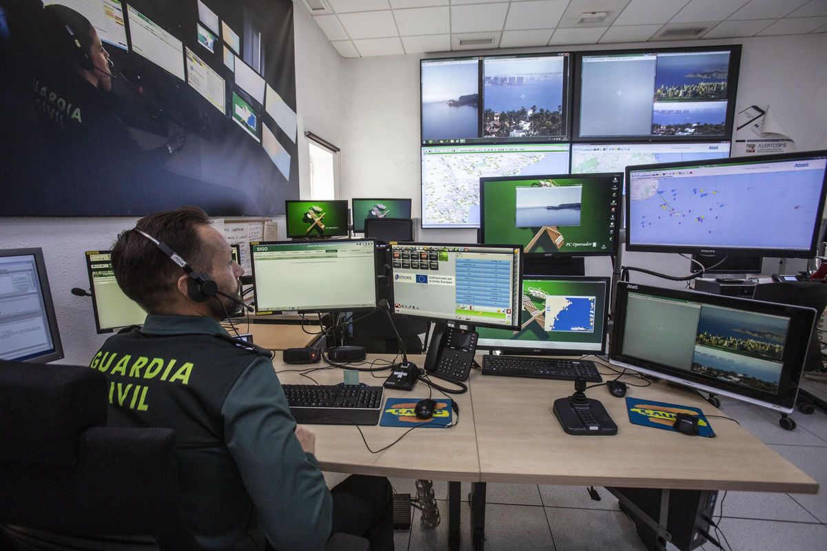 Un guardia civil en uno de los puestos del COC.