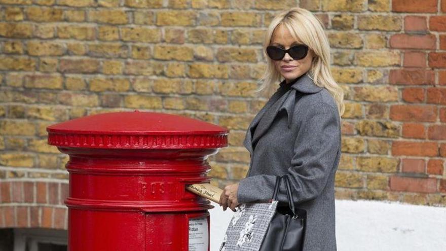 Pamela Anderson pide a la primera ministra Theresa May que prohiba circos con animales