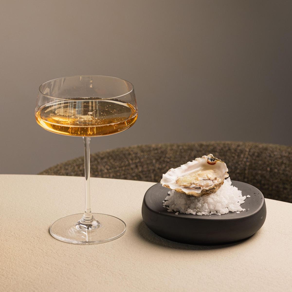 Ostra con esfera de gazpacho