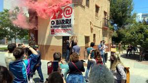 Acto en el que el Sindicat de Barri del Poblenou anuncia un referéndum vecinal sobre el futuro del 22@.