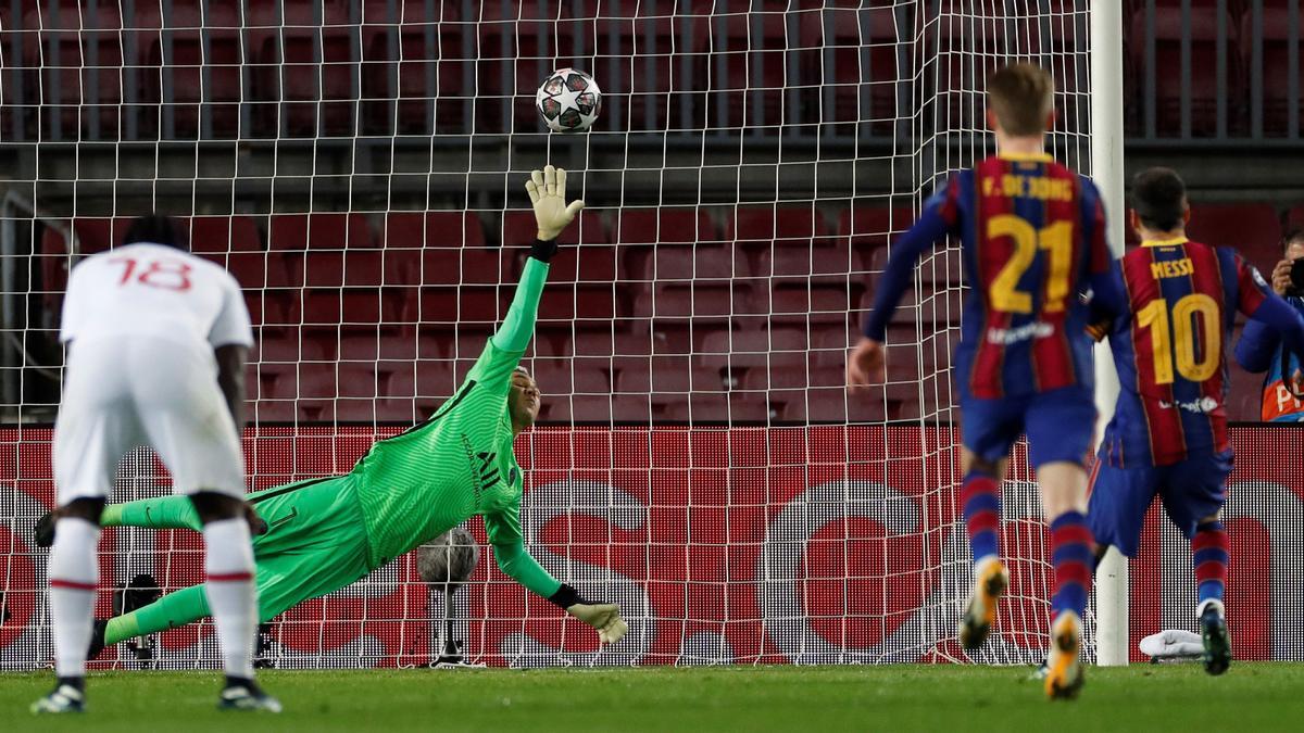 Messi transforma el penalti que inauguró el marcador ante el PSG.