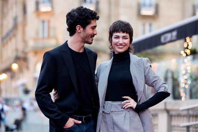 Chino Darín y Úrsula Corberó sonríen en el Festival de San Sebastián