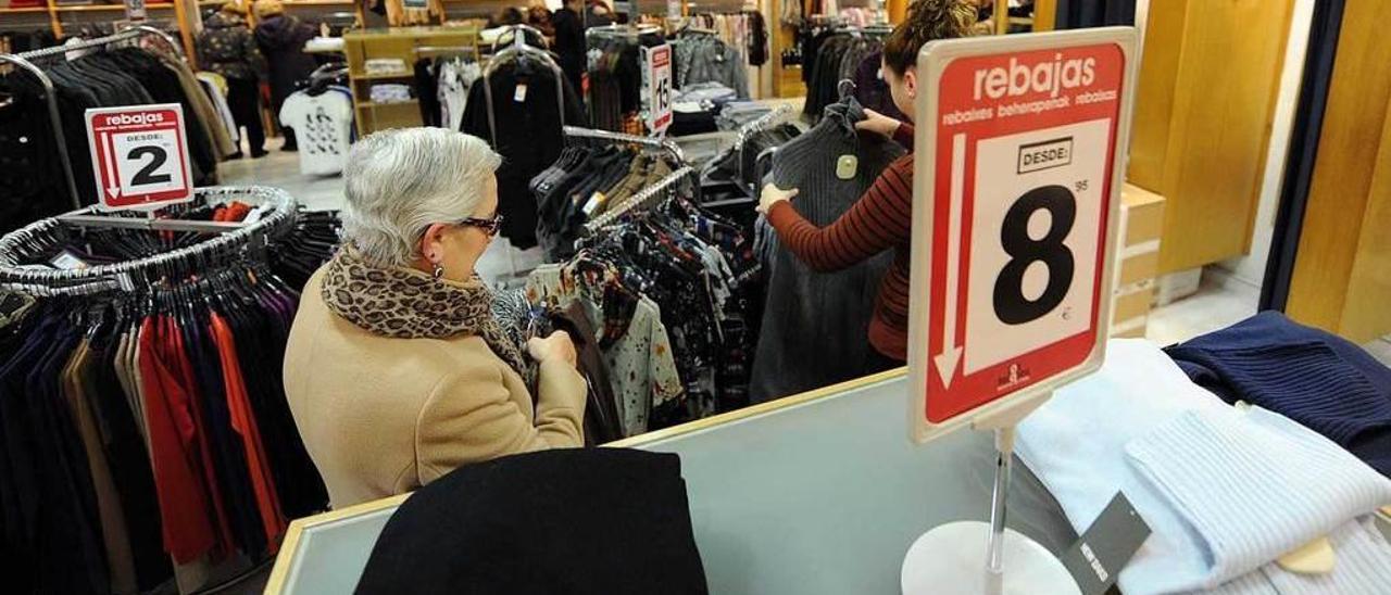 Clientes en una tienda de Los Telares, hace cinco años.