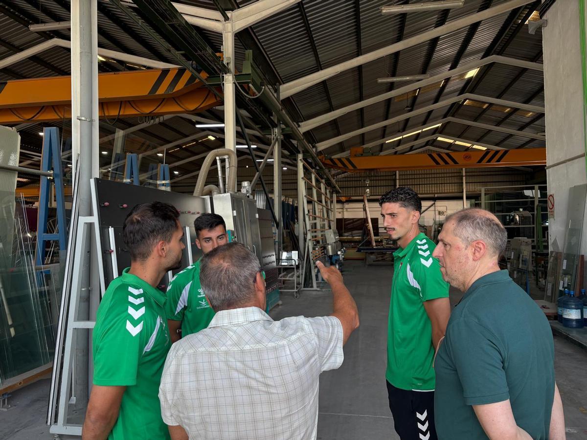Domingo Barroso muestra las instalaciones de Crisbaex a Toño, Manolo Molina, Runy y Francis Bordallo.