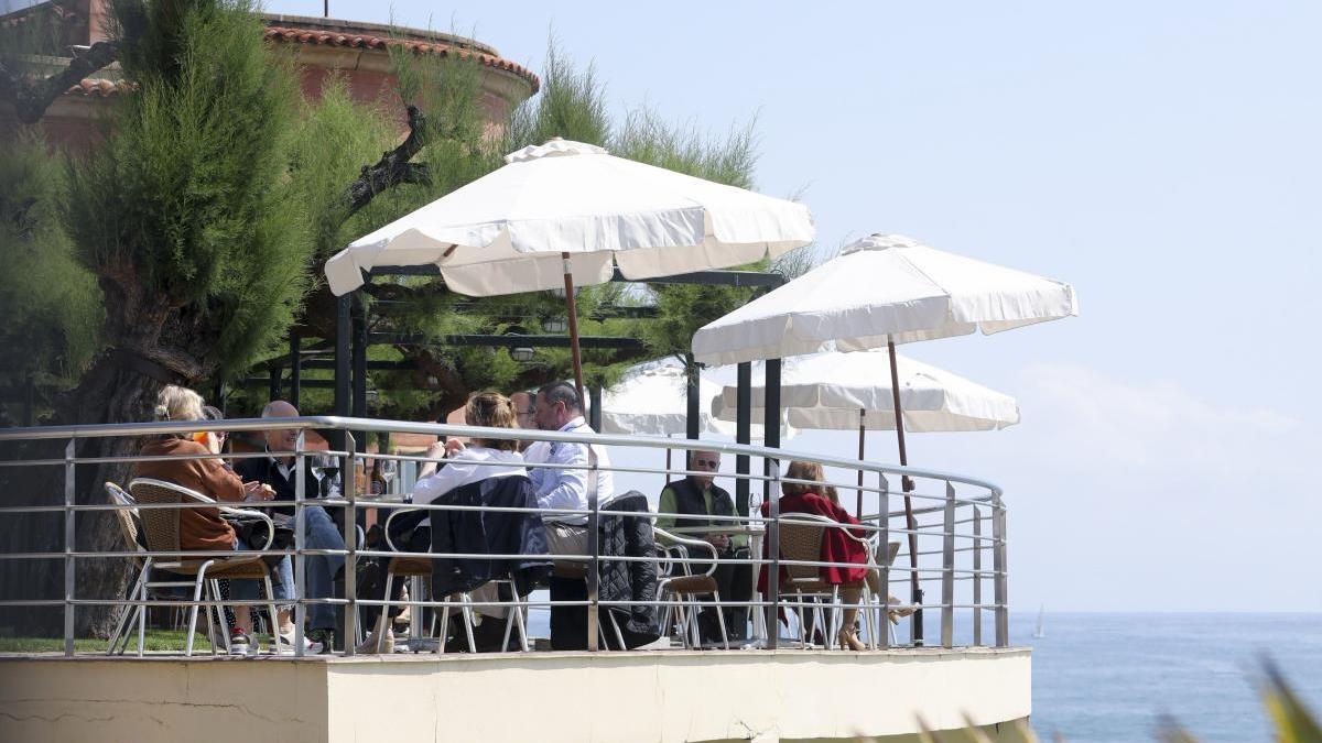 Socios del Club de Regatas, ayer, en la terraza de la instalación.