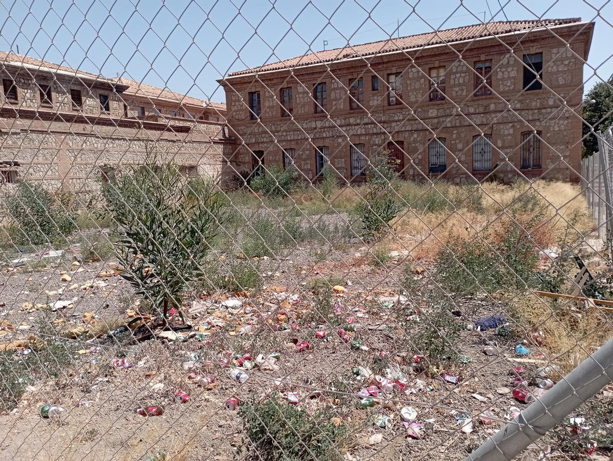 El patio, perlado de latas.