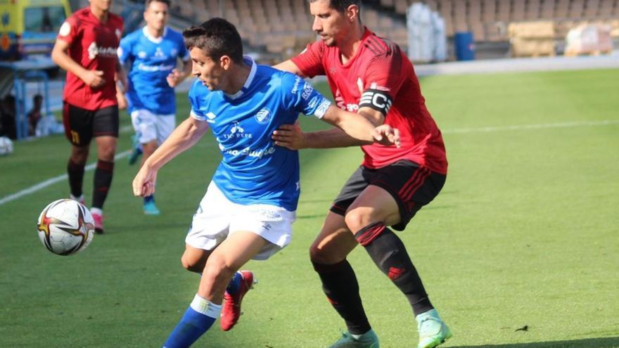 El tinerfeño Yeray González, en acción, durante el partido de ayer en Chapín. | | XEREZ DEPORTIVO
