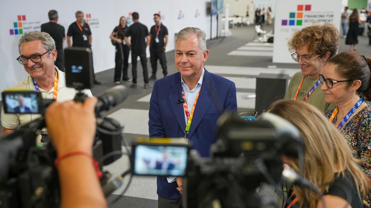 El alcalde de Sevilla atiende a los medios a su llegada a la cumbre de la ONU.