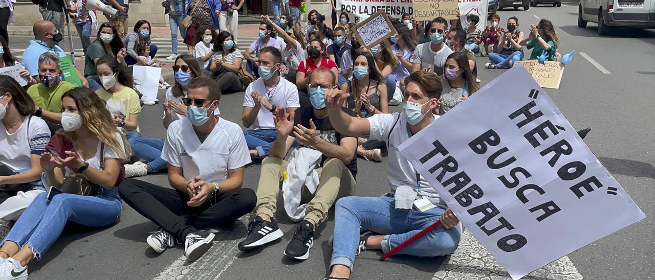 Protesta de enfermeros por la no renovación de parte de los contratos covid