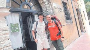 Dos peregrinos ante el albergue de Oviedo. MIKI LÓPEZ