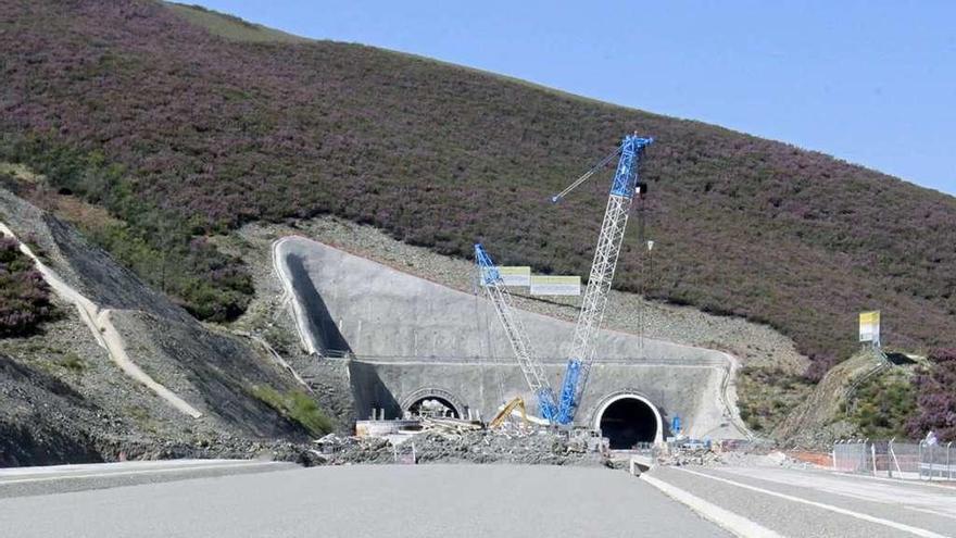 Obras en los túneles del AVE gallego a su paso por Ourense.