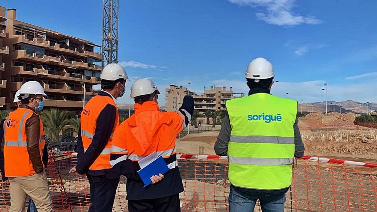 Visita, ayer, a las obras del nuevo depósito de agua que tendrán Arenales y El Altet.