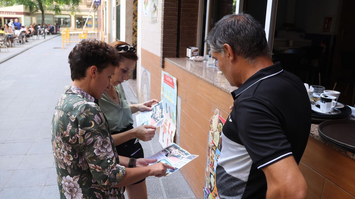 La alcaldesa de Onda, Carmina Ballester, explica a los vecinos el proyecto que acometerán en la plaza España.