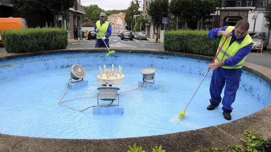 Tareas de limpieza en la fuente. // Bernabé/Javier Lalín