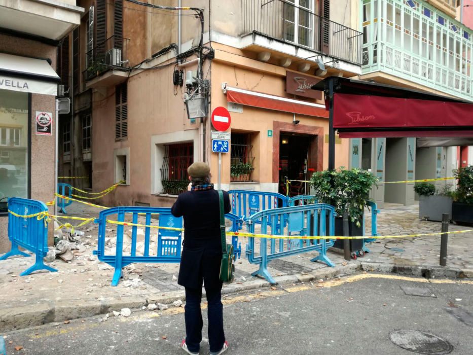 Dachteile prasseln im Zentrum von Palma auf die Straße