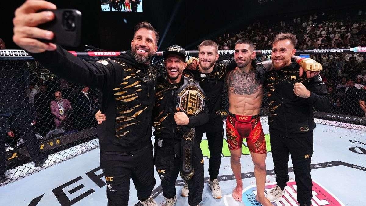 Javi Climent, a la izquierda de Topuria en la celebración del UFC 308