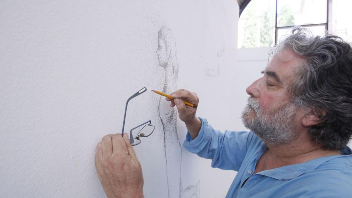 El pintor Ramon Pujolboira dibuixant, en una imatge de l’any 2011. | MARC MARTÍ