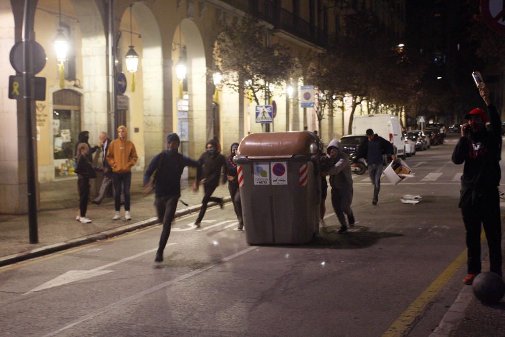 Contenidors cremats, càrregues policials i enfrontaments a Girona