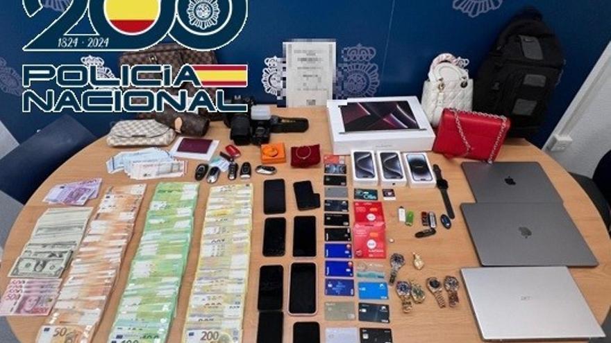 En el domicilio del prófugo se intervinieron más de 65.000 euros, 4.800 dólares y 60.000 coronas suecas y danesas, en efectivo; joyas y relojes de lujo por valor de 100.000 euros; material informático y telefonía móvil; y dos coches de alta gama.