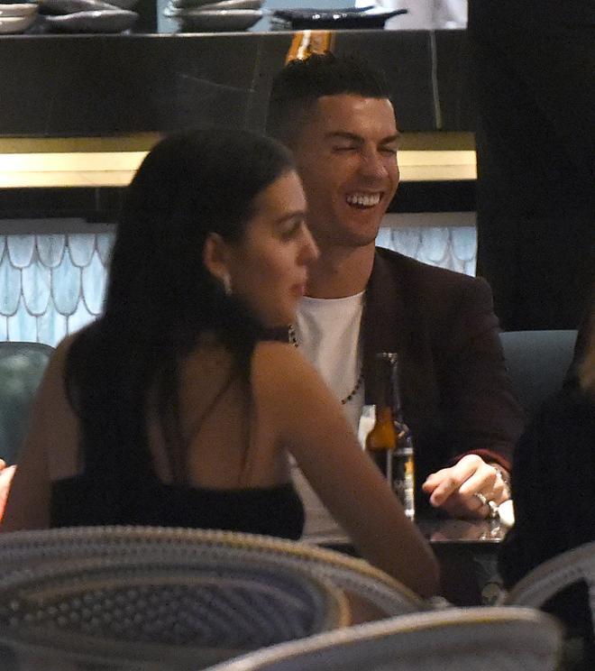 Cristiano Ronaldo se ríe durante una cena con Georgina Rodríguez