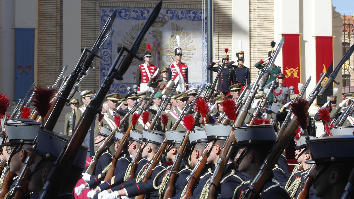 Varios oficiales forman en el Patio de Armas.