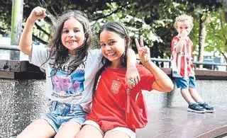 Otra generación con estrella: los parques asturianos se llenan de niños con las camisetas de España tras el triunfo de la selección