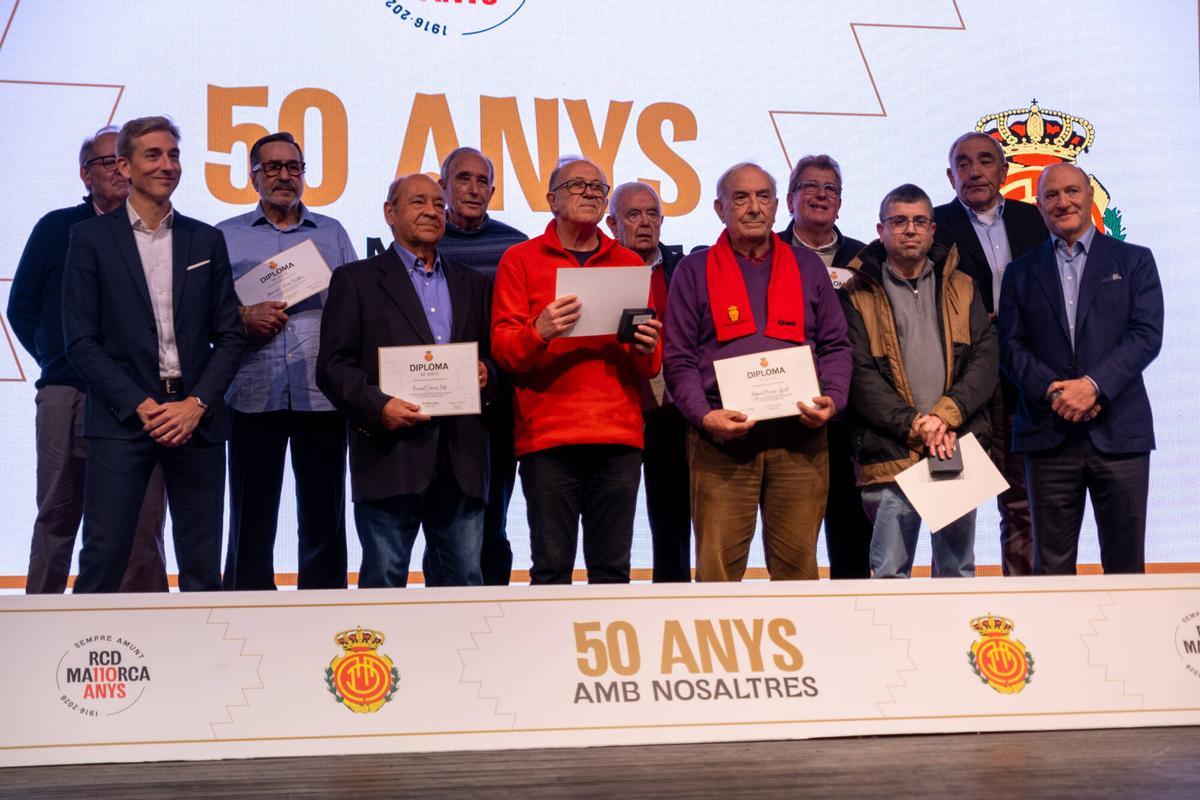 Sentido homenaje a los abonados del Mallorca con más de medio siglo de fidelidad.