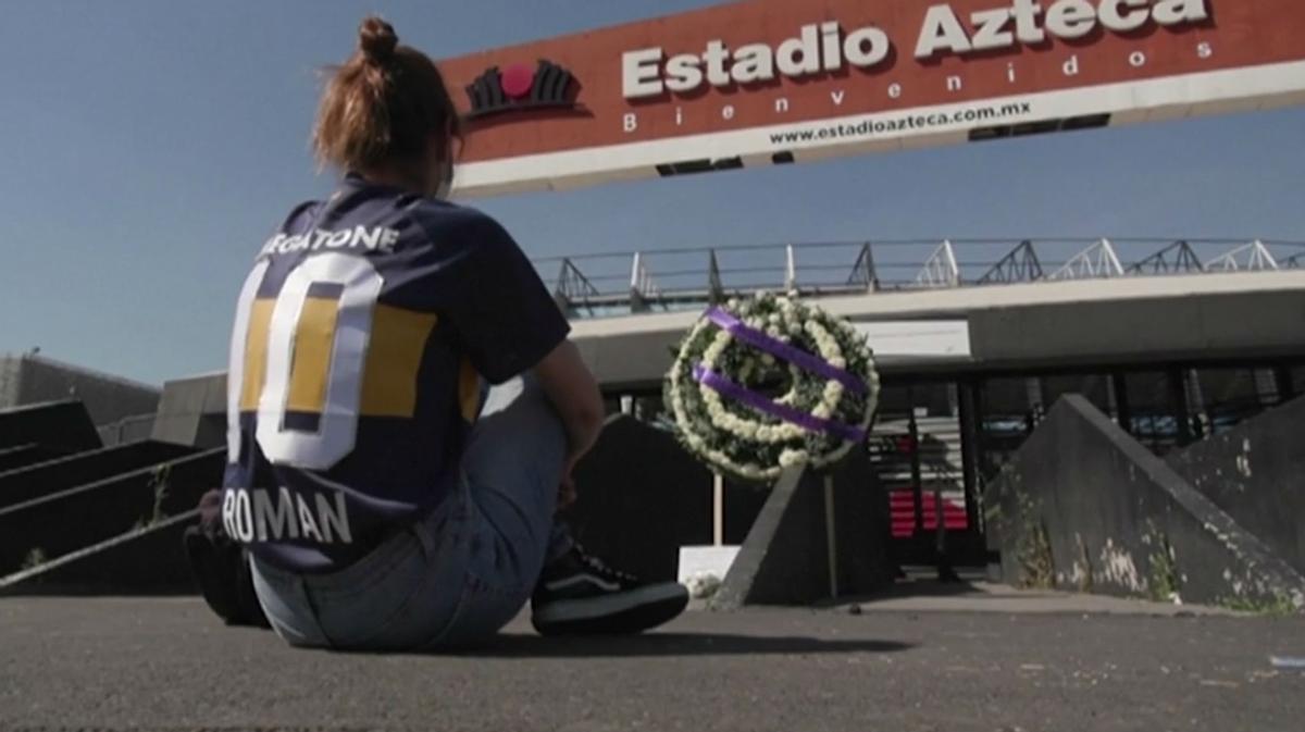 Flores en el estadio Azteca por Maradona