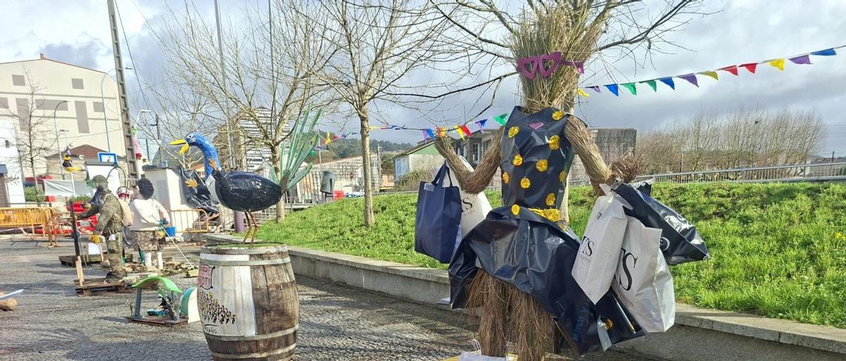 Siete «espantallos» compiten en el cuarto concurso de los vecinos de Dena