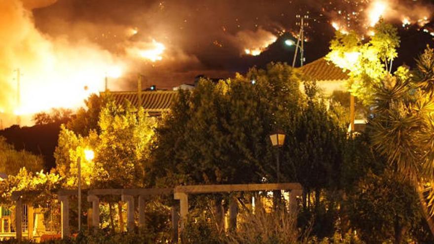 Tejeda con el incendio detrás.