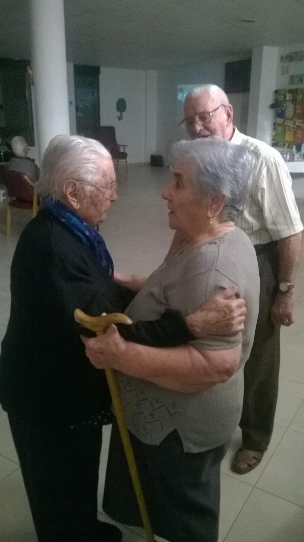 Aurea, en una de sus habituales visitas a la residencia del Losar, abrazaba hace unos años a Silveria Martín, que llegó a ser la mujer más longeva del mundo. Al lado, Santiago Castellano.