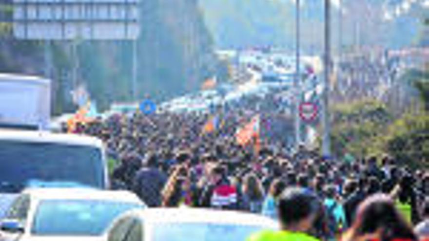 Desenes de carreteres tallades arreu de Catalunya i tres detinguts