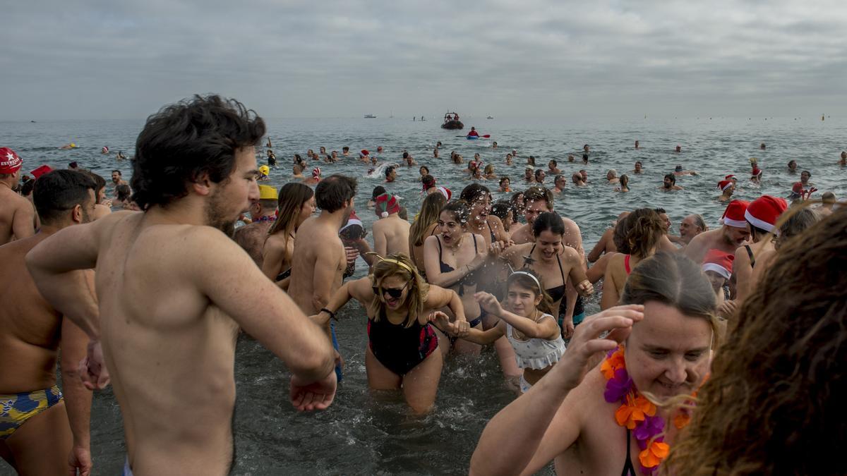 Primer baño del año en la playa de la Barceloneta