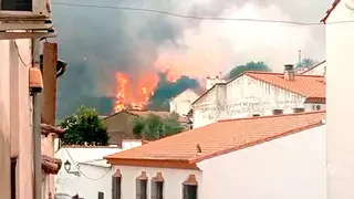 El incendio de Jabugo evoluciona favorablemente tras desalojar a 240 vecinos