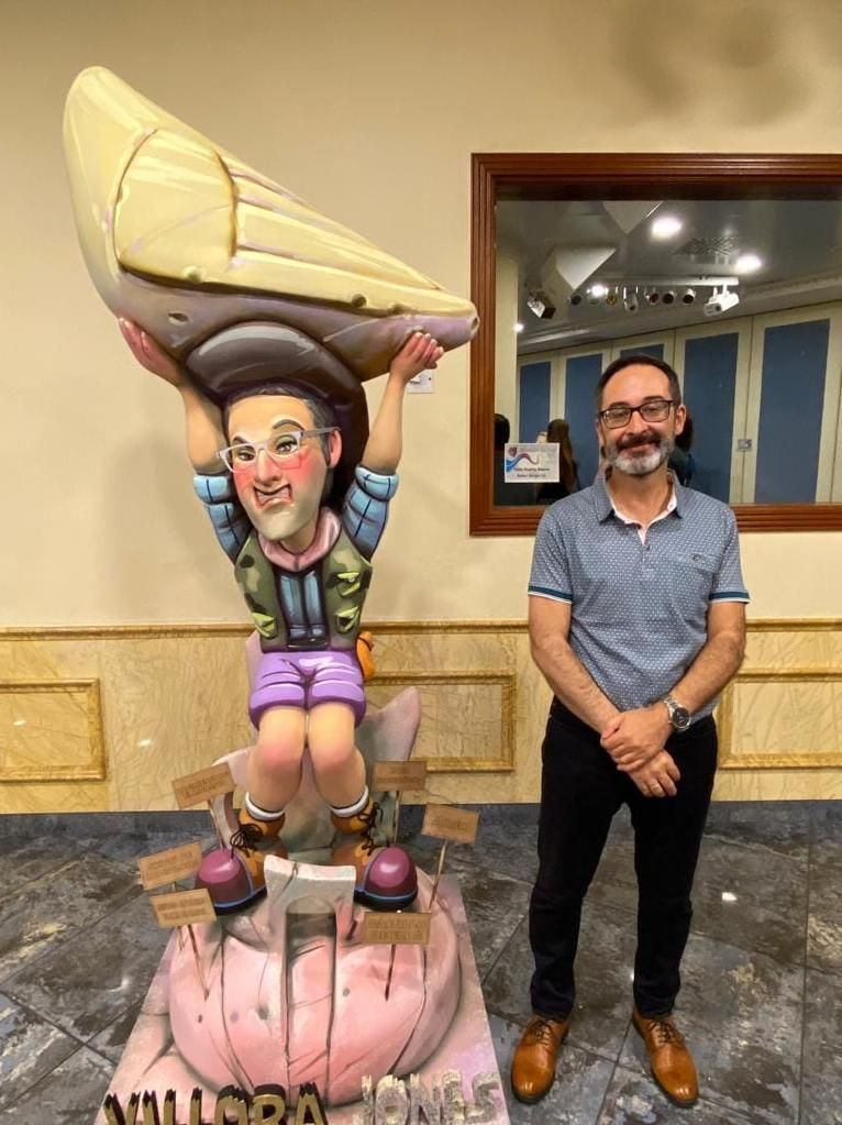 El arqueólogo municipal Juan Carlos Márquez posando con su ninot.