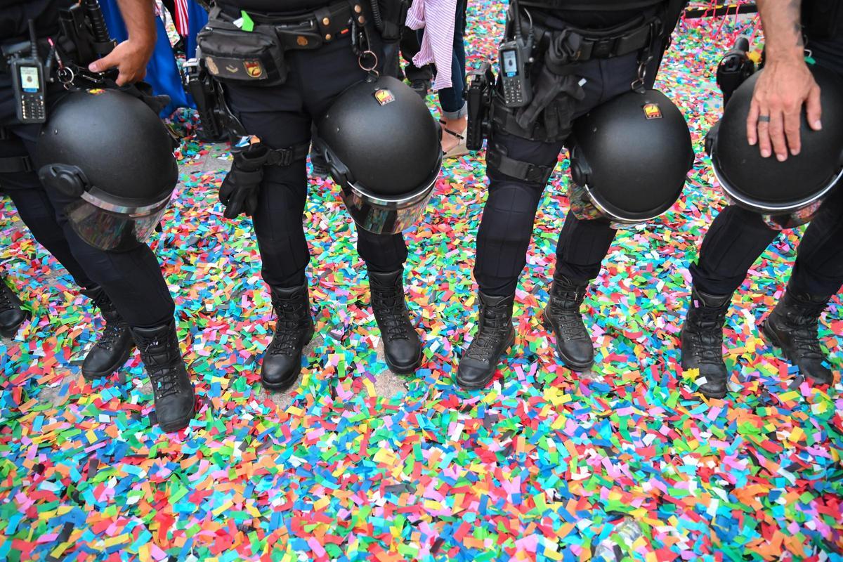 Miles de personas cantan al unísono el Idella que arranca las Fiestas de Moros y Cristianos de Elda