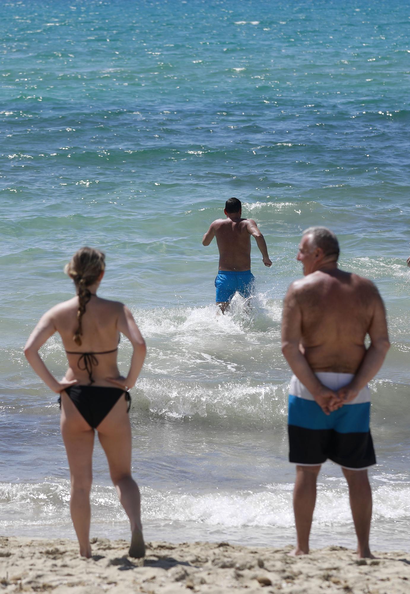 Endlich wieder Mallorca: So genießen die Menschen den Strand an der Playa de Palma