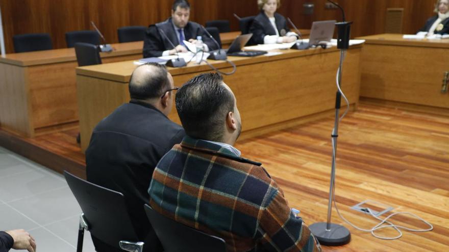 El padre, Daniel A. S., y su hijo, Daniel A. D., ayer, en el banquillo de los acusados de la Audiencia de Zaragoza. | MIGUEL ÁNGEL GRACIA