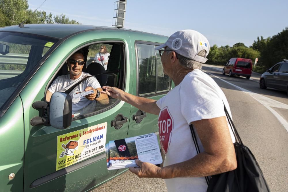 Protesta de la plataforma Aturem la C-32 a peu de carretera