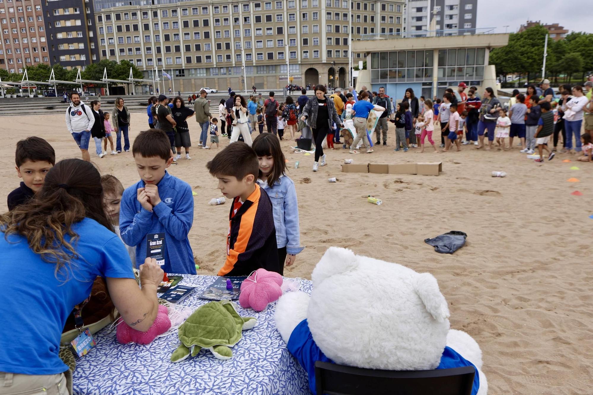 Así fue la suelta de tiburones en Gijón por el Día de los Océanos (en imágenes)