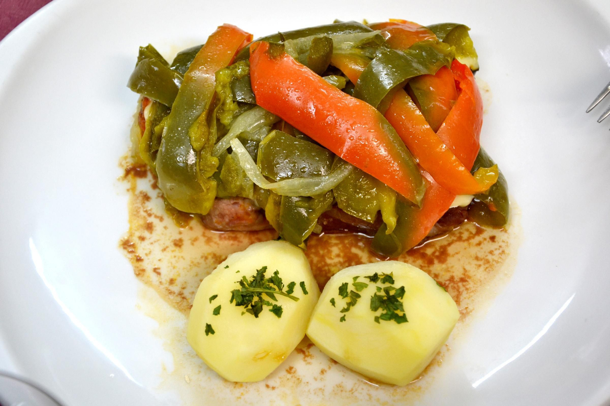 Entrecot &quot;Salcedo&quot;, con salsa de tomate, queso y pimientos.