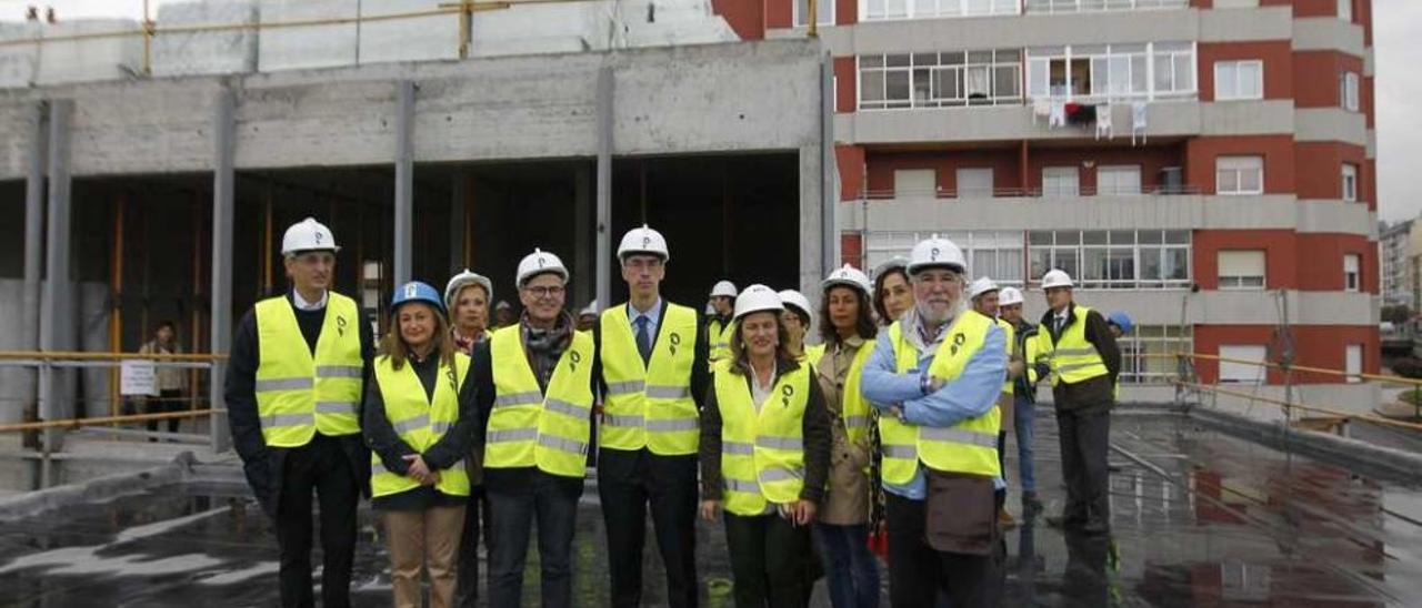 Vázquez Almuiña (centro), en la visita al centro en octubre de 2015, cuando anunció su remate para el mes de abril de este año. // J. Regal