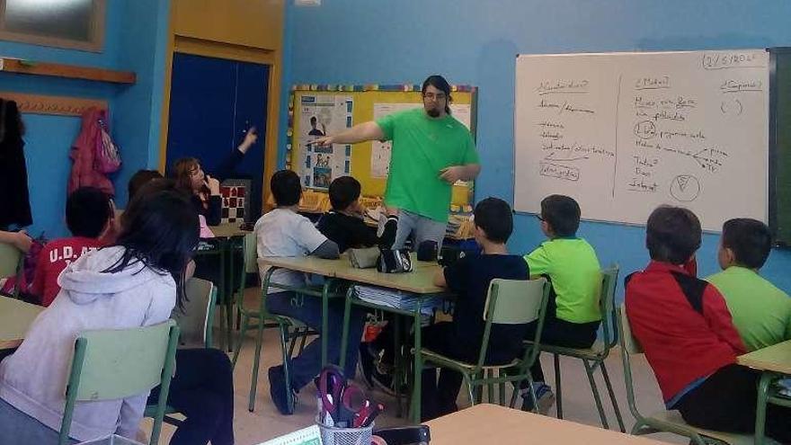 David Fernández, durante una sesión en el CEIP de Atios. // FdV