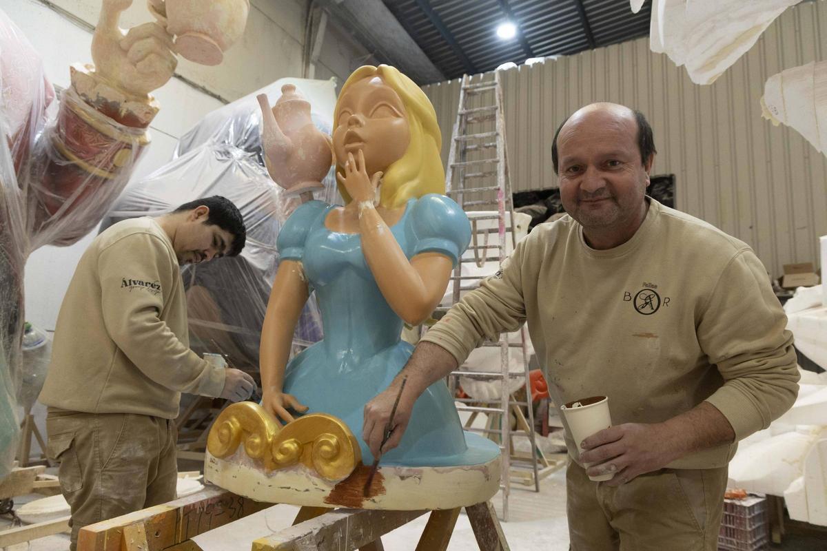 Alcides Galeano, en su taller, junto a uno de sus trabajadores de origen paraguayo.