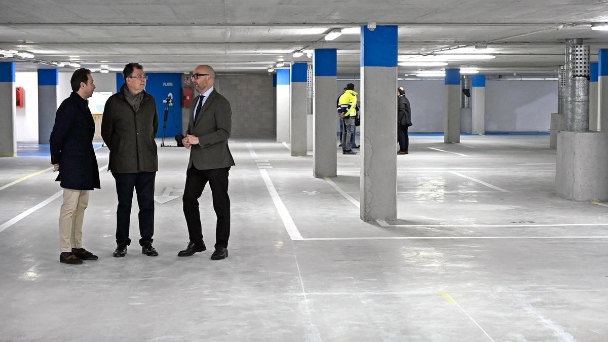 En el centro, el alcalde de Murcia, José Ballesta, durante la visita a las obras del aparcamiento subterráneo de Abenarabi.