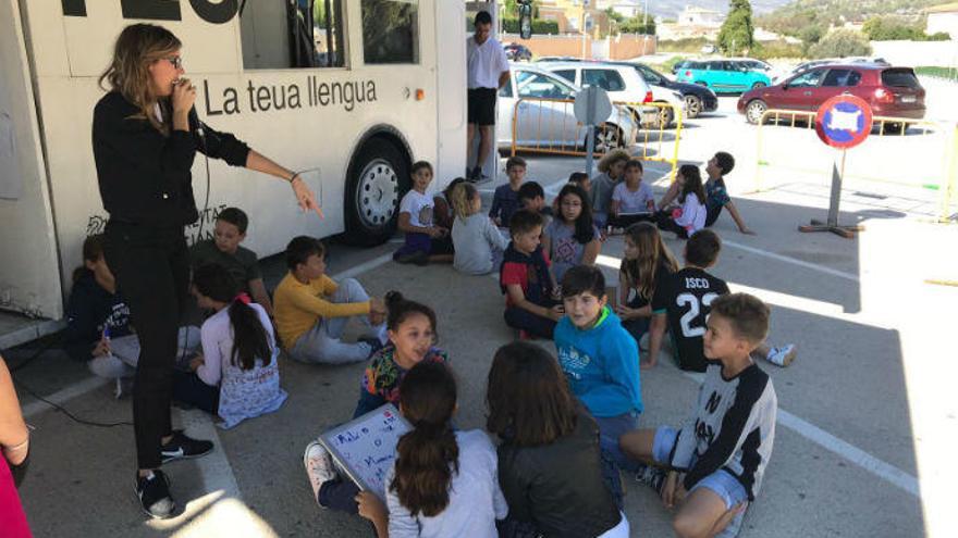 Els alumnes dels col·legis Gabriel Miró i Azorín ho van passar d&#039;allò més bé en l&#039;autobús