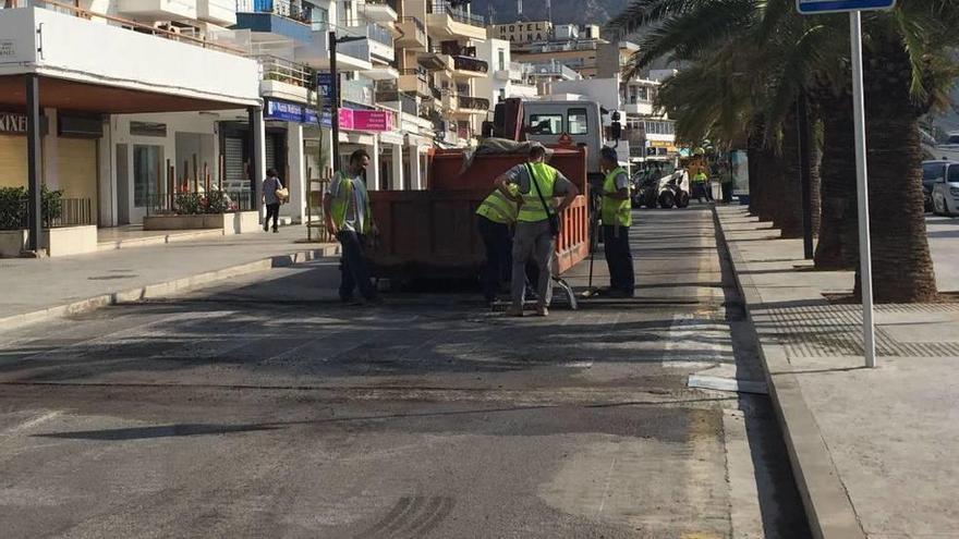 Un grupo de operarios se encarga de ejecutar los pasos de peatones en el Moll.